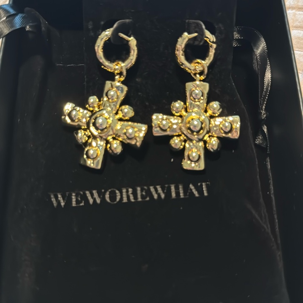WEWOREWHAT Gold Hammered Pendant Earrings BRAND NEW